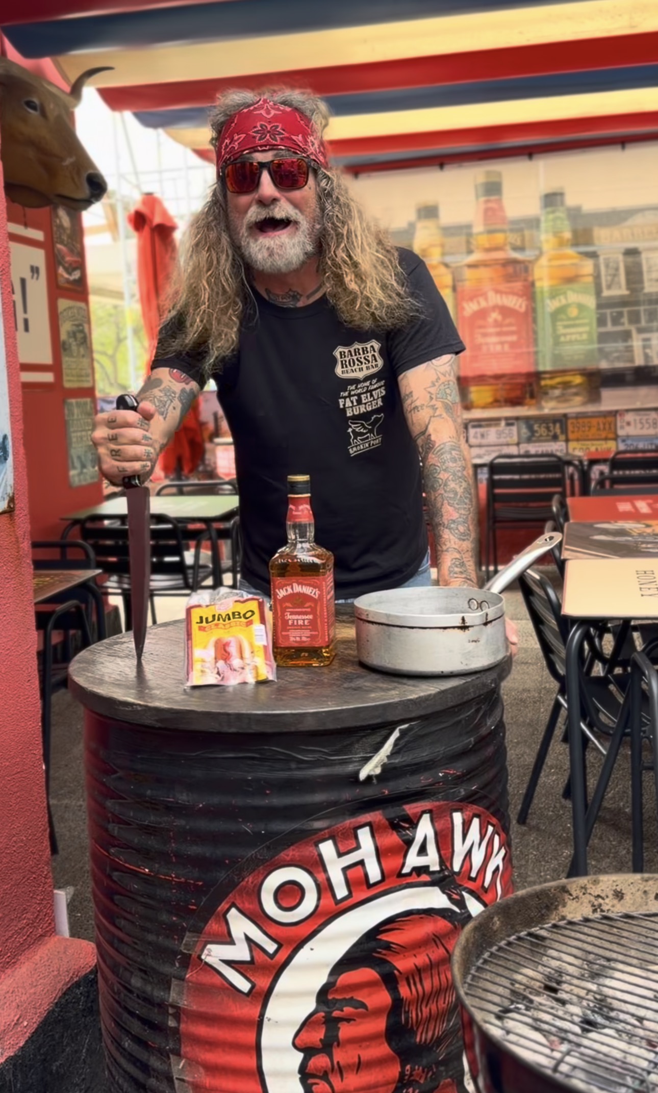El dueño de Barba Rossa con Jack Daniel's en el tonel Mohawk