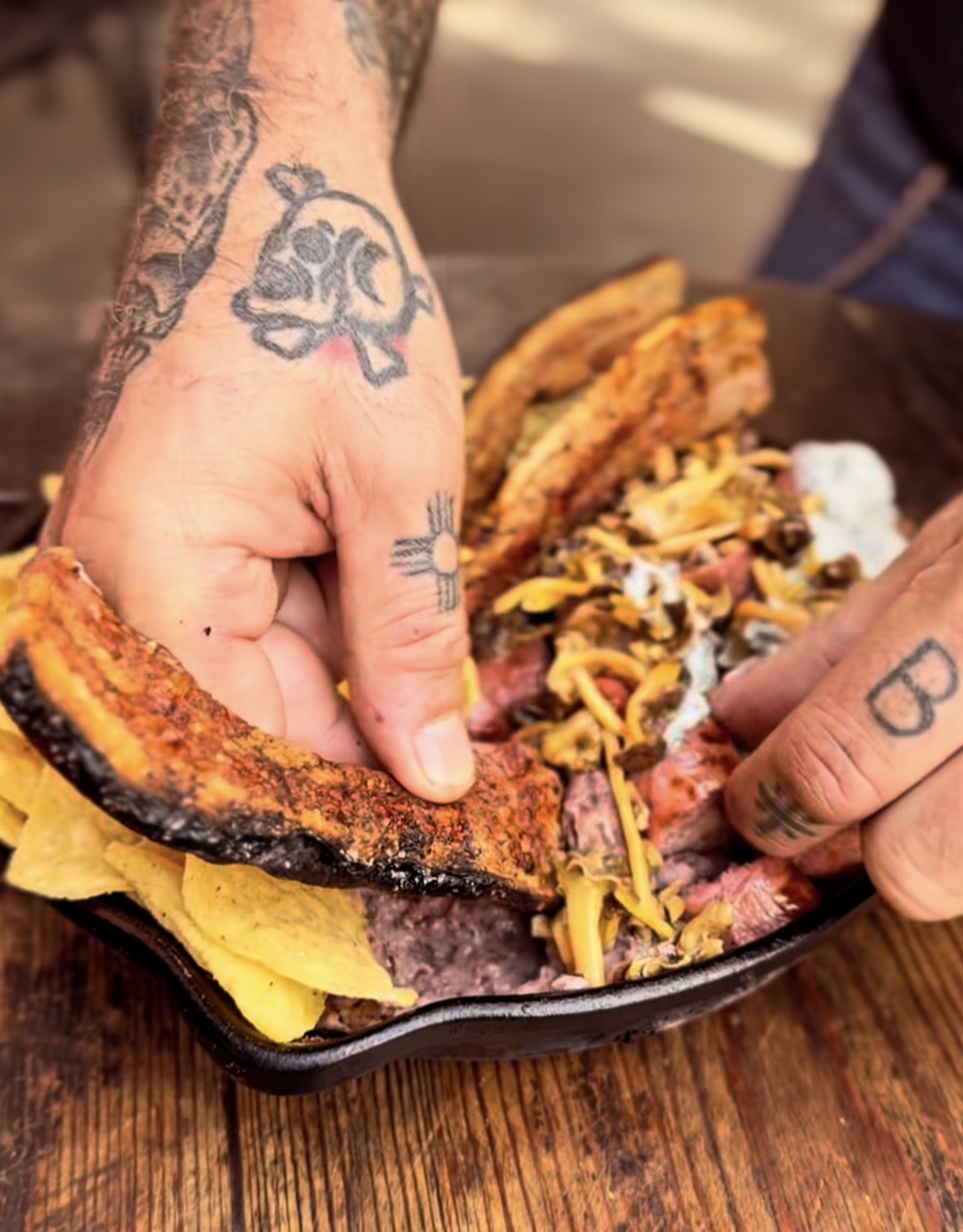 Plato BBQ con manos tatuadas