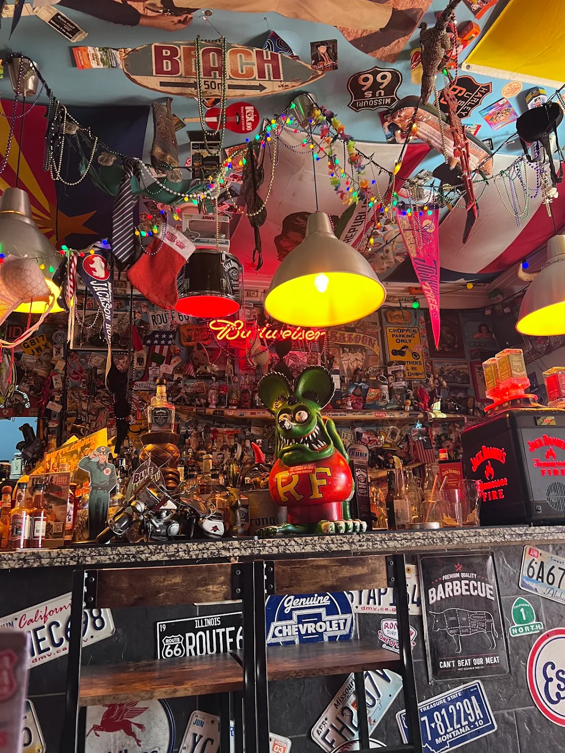 Barra Barba Rossa con neón Budweiser y decoración Route 66