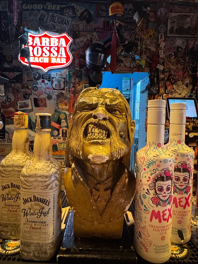 Barra del bar Barba Rossa con neones Route 66