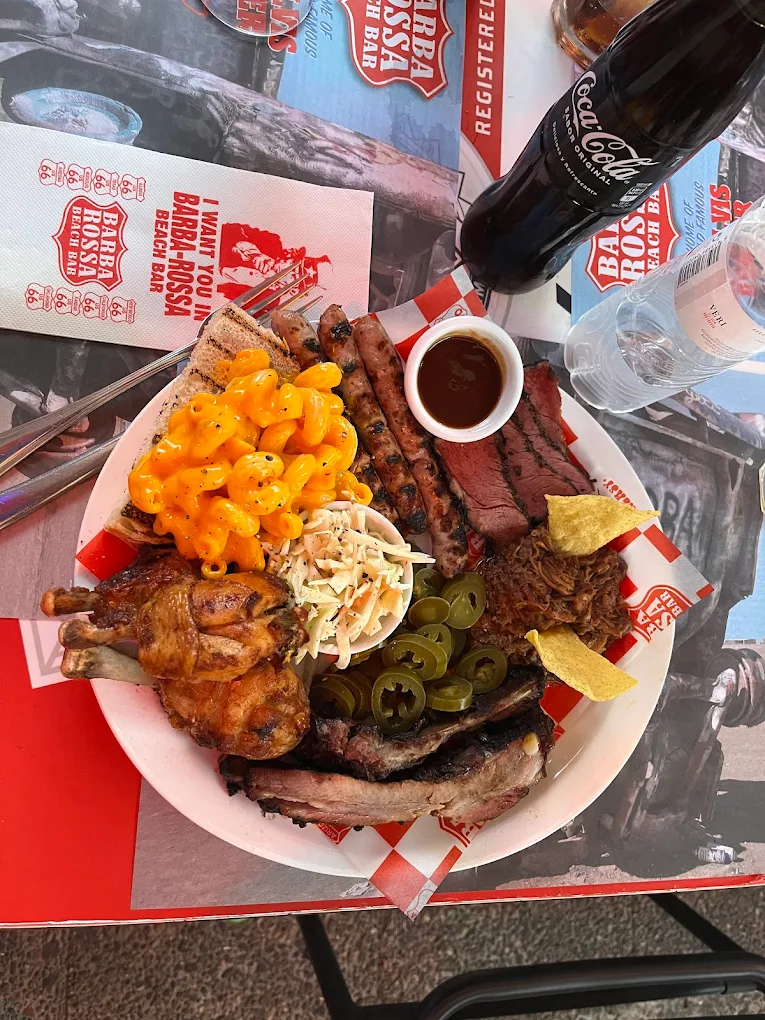 Plato BBQ Barba Rossa con costillas y mac and cheese